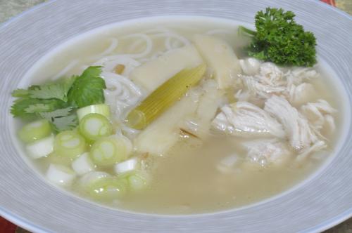 Jak uvařit kuřecí polévka s bambusem a rýžovými nudlemi? Snadné recept, připravený za 30 - 45 minut